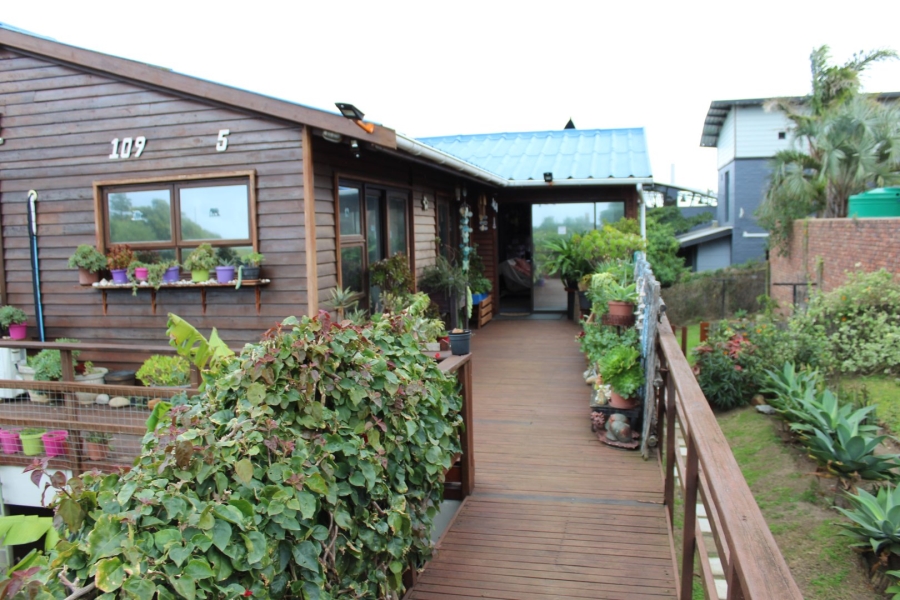 6 Bedroom Property for Sale in Paradise Beach Eastern Cape